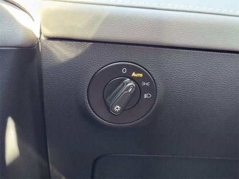 Used 2024 Volkswagen Taos SE image 24