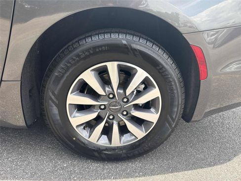 Used 2023 Chrysler Pacifica Touring-L FWD image 33