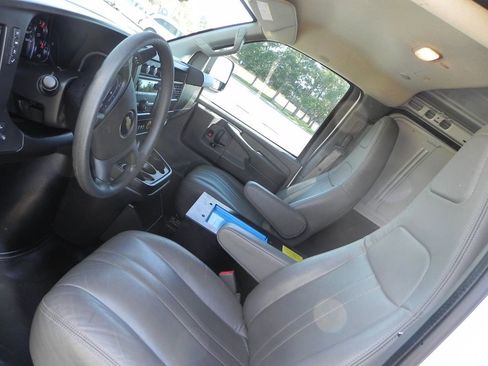 Used 2021 Chevrolet Express 2500 w/ Enhanced Convenience Package image 18