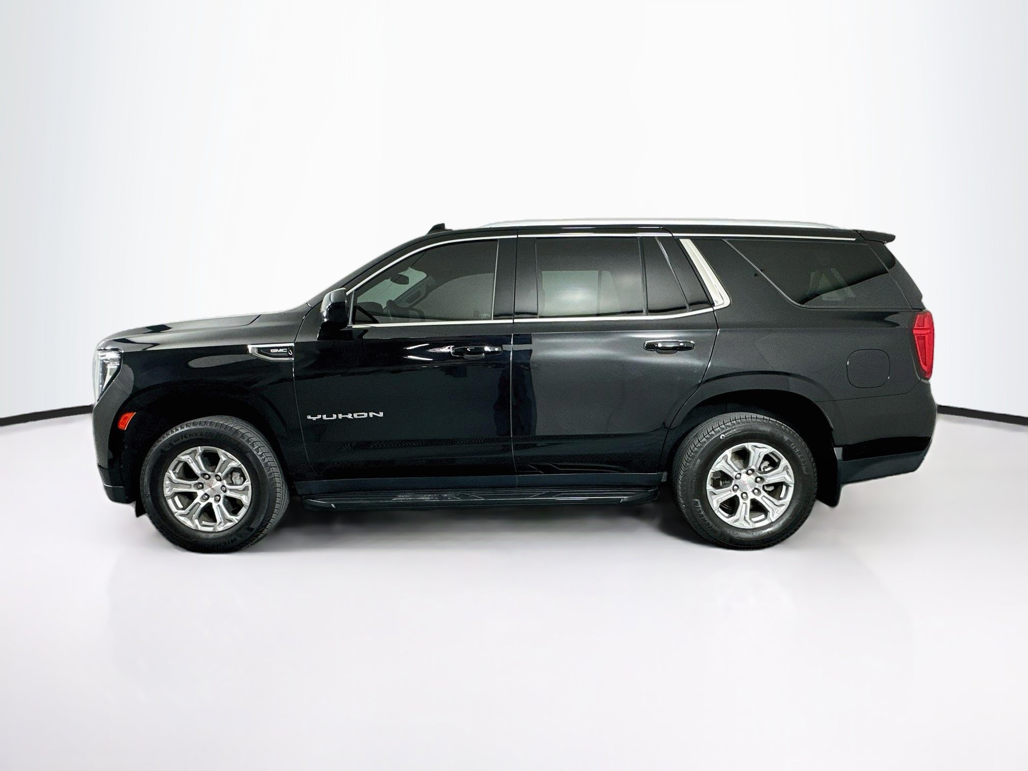 Used 2023 GMC Yukon SLE w/ Gmc Pro Safety Plus Package RWD image 4