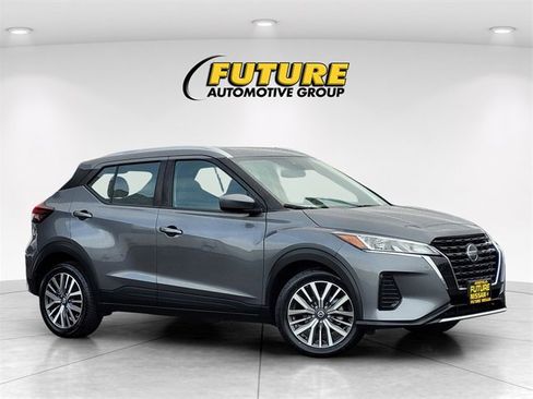Certified 2021 Nissan Kicks SV image 1