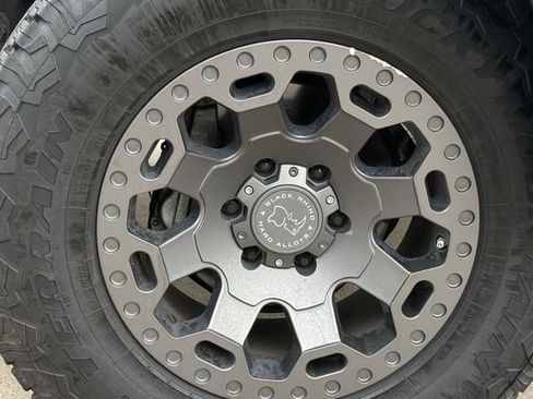 Used 2017 Toyota Tacoma SR5 RWD image 11