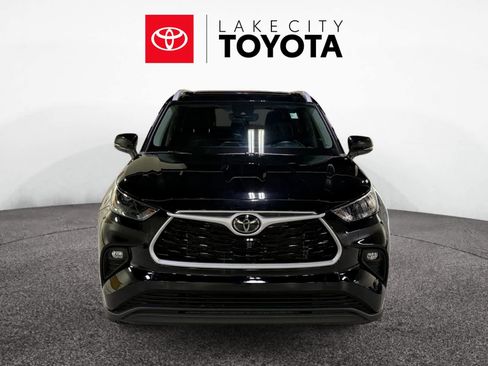 Used 2024 Toyota Highlander XLE FWD image 12