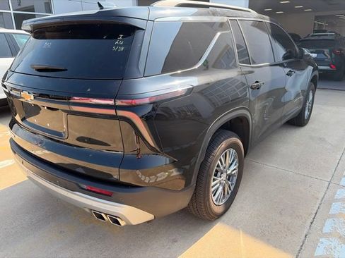 Used 2025 Chevrolet Traverse LT FWD image 3