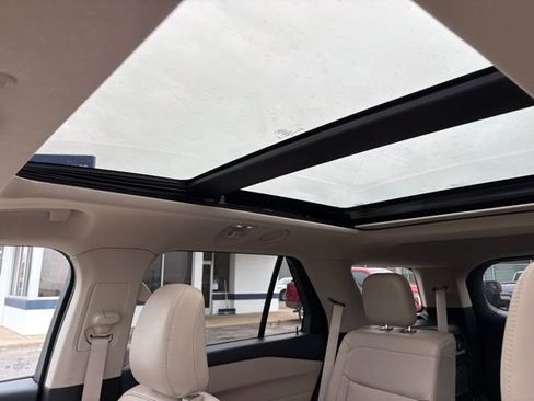 Used 2023 Ford Explorer XLT w/ Equipment Group 202A image 5