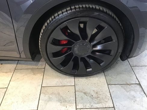 Used 2022 Tesla Model Y Performance image 23