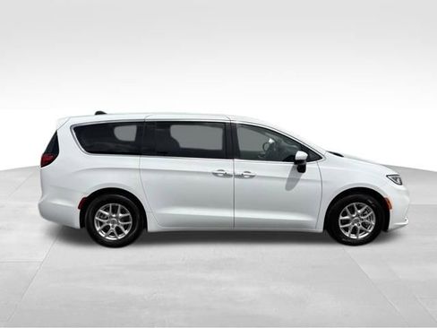Used 2023 Chrysler Pacifica Touring-L FWD image 14