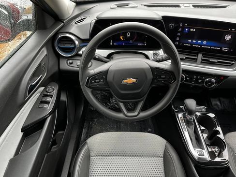 Used 2025 Chevrolet Trax LT FWD image 8