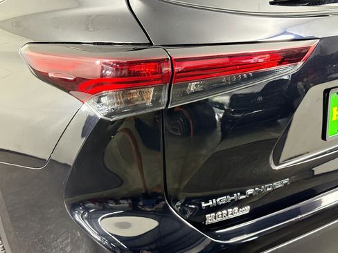 Used 2025 Toyota Highlander LE FWD image 36