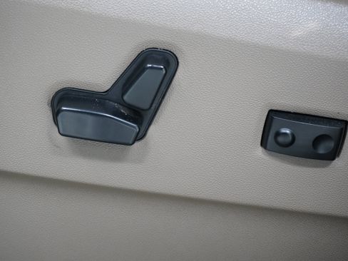 Used 2014 Chrysler Town & Country Touring-L w/ Driver Convenience Group image 16