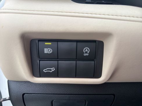 Used 2024 Toyota Highlander XLE FWD image 36
