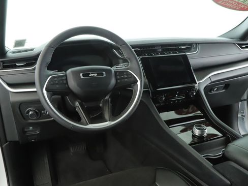 Used 2025 Jeep Grand Cherokee Altitude image 2