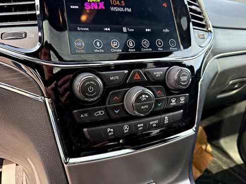 Used 2019 Jeep Grand Cherokee Limited w/ Luxury Group II image 14