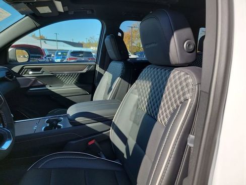 Used 2025 GMC Acadia Denali w/ Super Cruise Package image 17