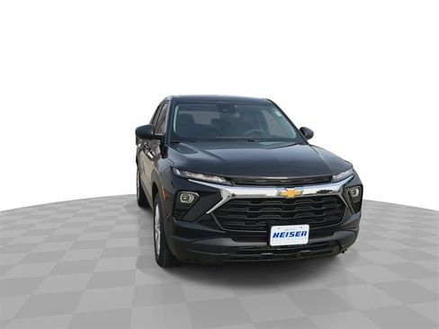 Used 2025 Chevrolet TrailBlazer LS w/ LS Convenience Package image 3
