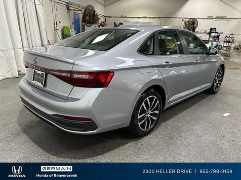 Used 2025 Volkswagen Jetta SE w/ Sunroof Package FWD image 8