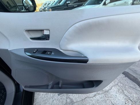 Used 2011 Toyota Sienna SE w/ Preferred Pkg image 21