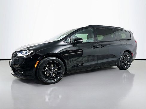 Used 2025 Chrysler Pacifica Limited image 3