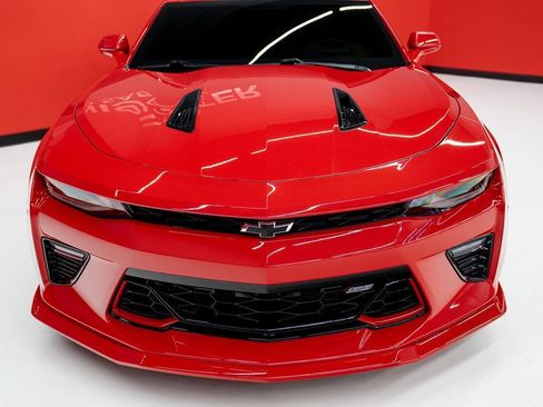 Used 2018 Chevrolet Camaro SS RWD image 6