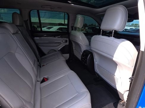 Used 2022 Jeep Grand Cherokee Overland AWD/4WD image 13