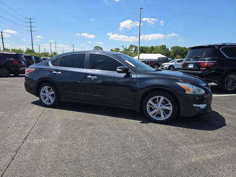 Used 2015 Nissan Altima 2.5 SV w/ Convenience Package FWD image 2