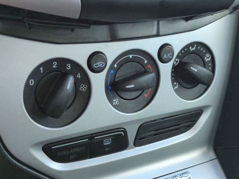 Used 2014 Ford Focus SE w/ SE Winter Package FWD image 29