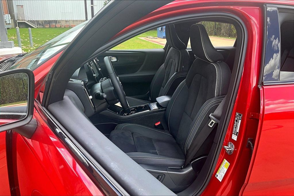 Certified 2023 Volvo C40 P8 Recharge Plus AWD/4WD image 33