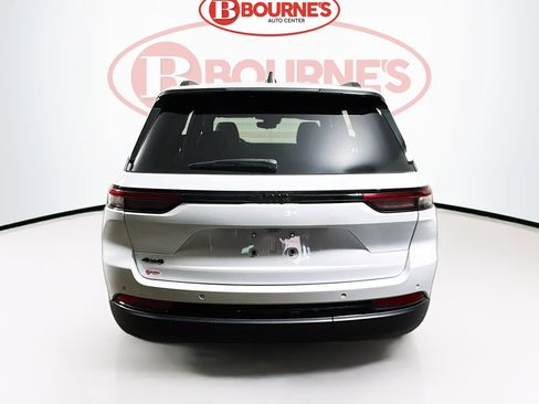 Used 2023 Jeep Grand Cherokee Altitude AWD/4WD image 9