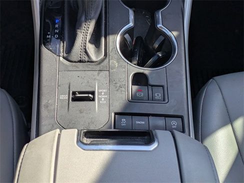 Used 2021 Toyota Highlander XLE image 30