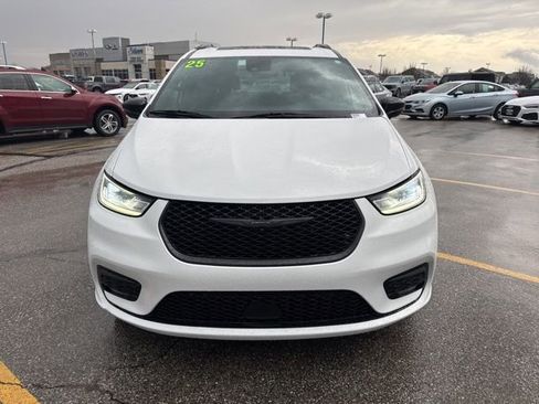 Used 2025 Chrysler Pacifica Limited image 15
