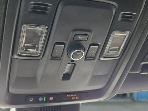 Used 2025 Chevrolet Suburban High Country RWD image 31