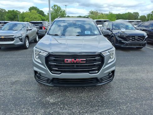 Used 2024 GMC Terrain SLT w/ Tech Package FWD image 2