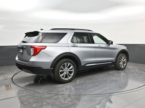Used 2022 Ford Explorer XLT w/ Equipment Group 202A image 7