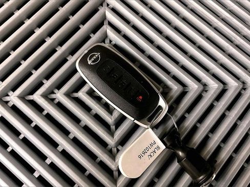 Used 2023 Nissan Rogue Platinum w/ Platinum Premium Package image 9