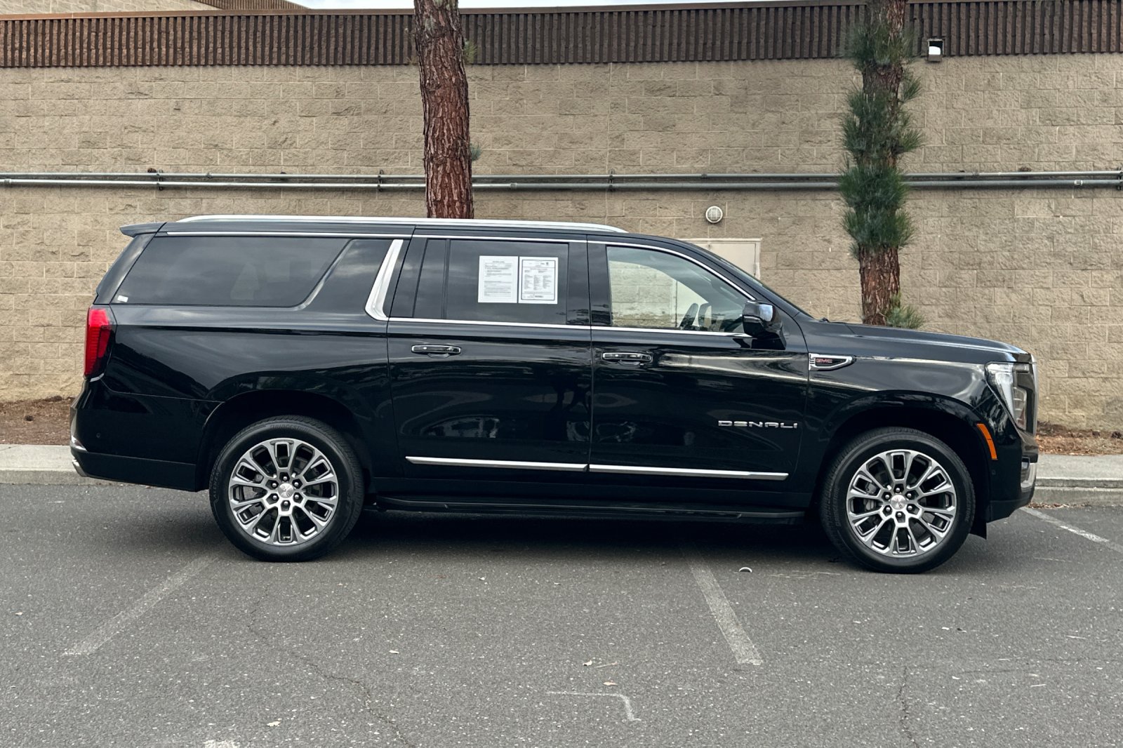 Used 2025 GMC Yukon XL Denali AWD/4WD image 2