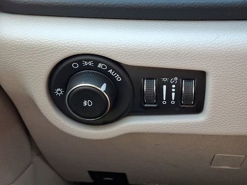 Used 2023 Chrysler Pacifica Touring-L FWD image 24