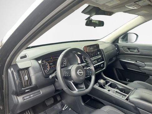 Used 2024 Nissan Pathfinder SV image 8