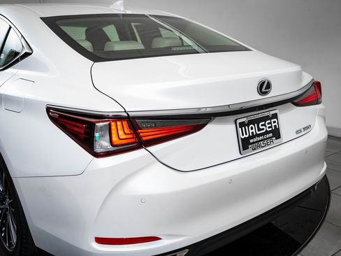 New 2025 Lexus ES 350 w/ Premium Package image 18