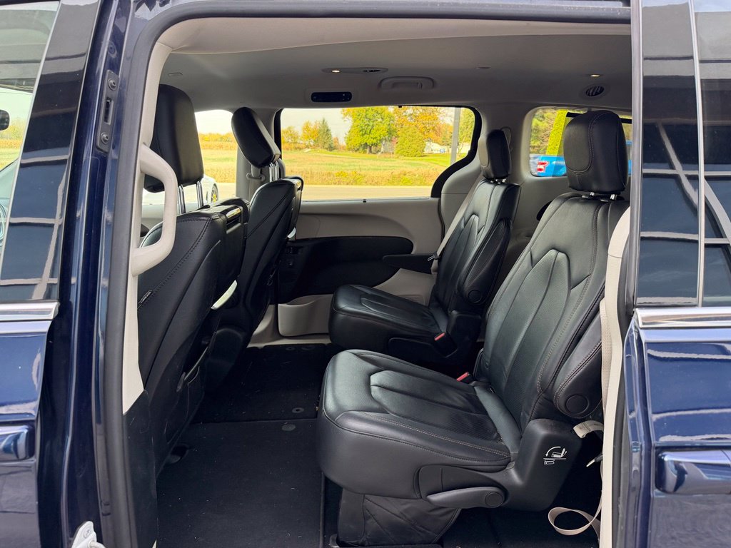 Used 2018 Chrysler Pacifica Touring-L Plus w/ Advanced Safetytec Group FWD image 17
