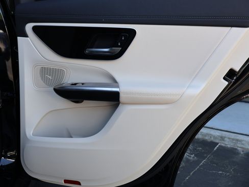 Used 2025 Mercedes-Benz GLC 350e 4MATIC image 23