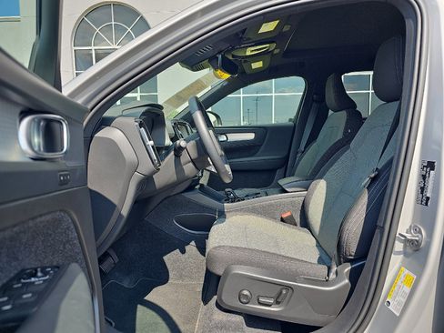 Used 2024 Volvo XC40 B5 Core image 11