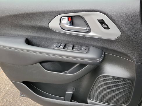 Used 2025 Chrysler Pacifica Limited image 20