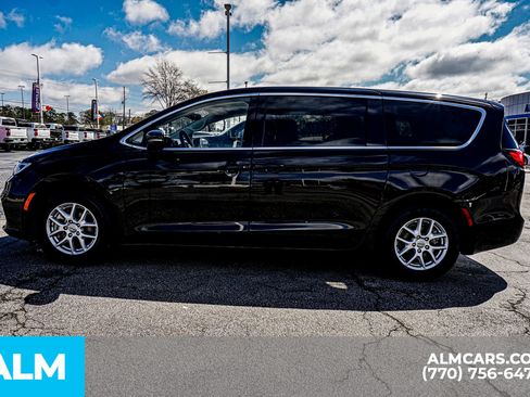 Used 2024 Chrysler Pacifica Touring-L FWD image 9