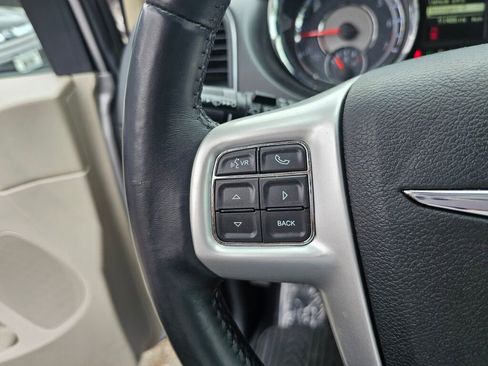 Used 2016 Chrysler Town & Country Touring image 33