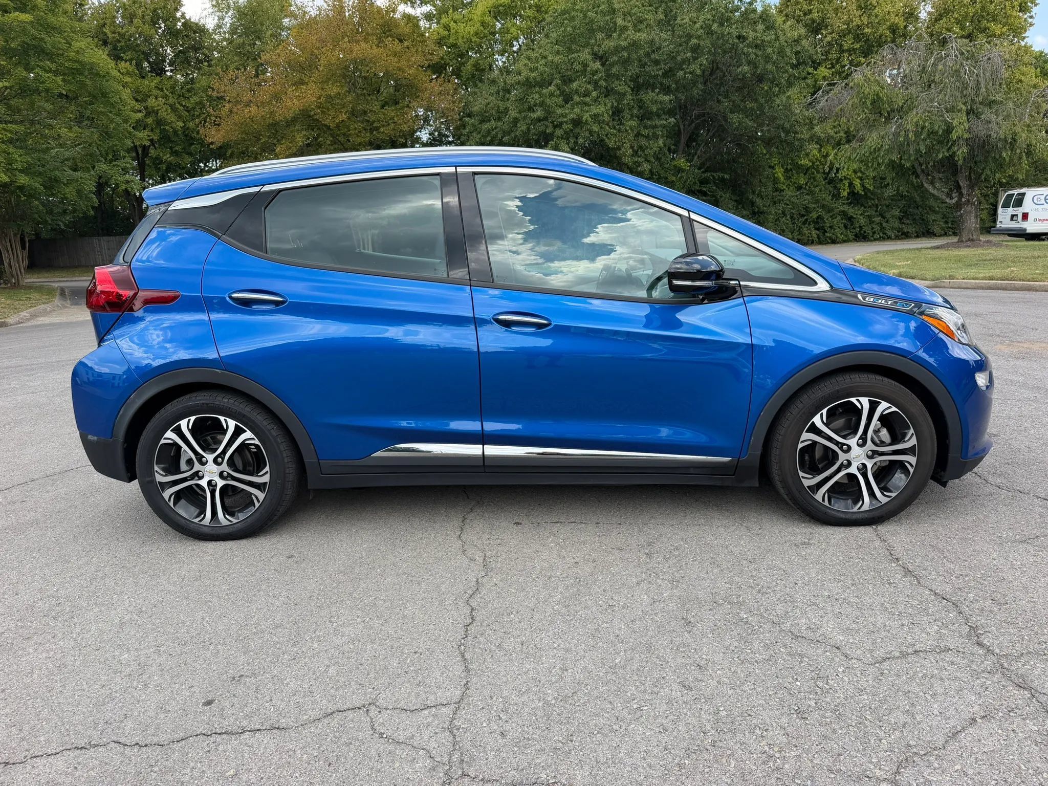 Used 2019 Chevrolet Bolt Premier w/ Infotainment Package FWD image 6