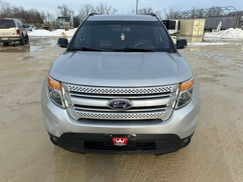 Used 2014 Ford Explorer XLT w/ Equipment Group 202A image 3
