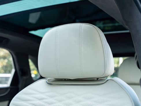 Certified 2025 Bentley Bentayga image 23