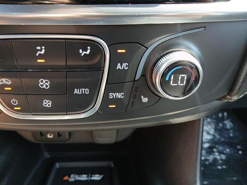 Used 2023 Chevrolet Traverse LT FWD image 30