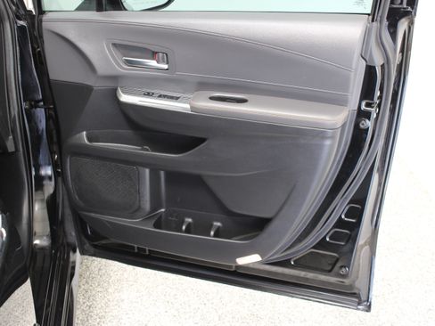 Used 2024 Toyota Sienna XLE Woodland Edition AWD/4WD image 38