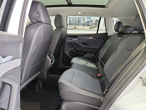 New 2026 Volkswagen Tiguan SE FWD image 14